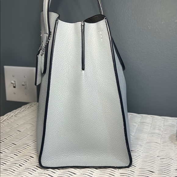 Coach Charlie Carryall - Picture 8 of 17